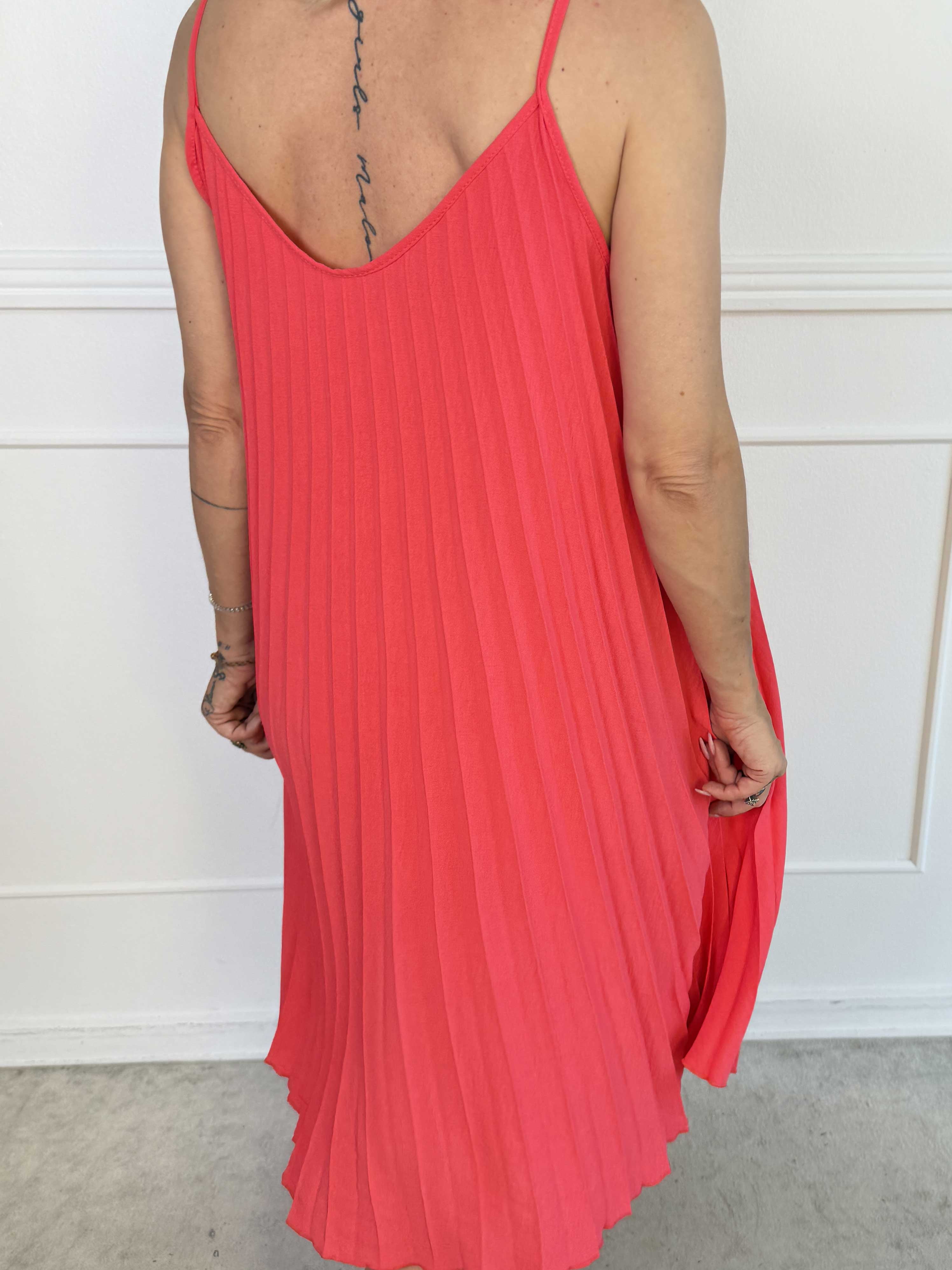Tonia Short - Elegant plisseret plus size kjole i en blød og let viskoseblanding